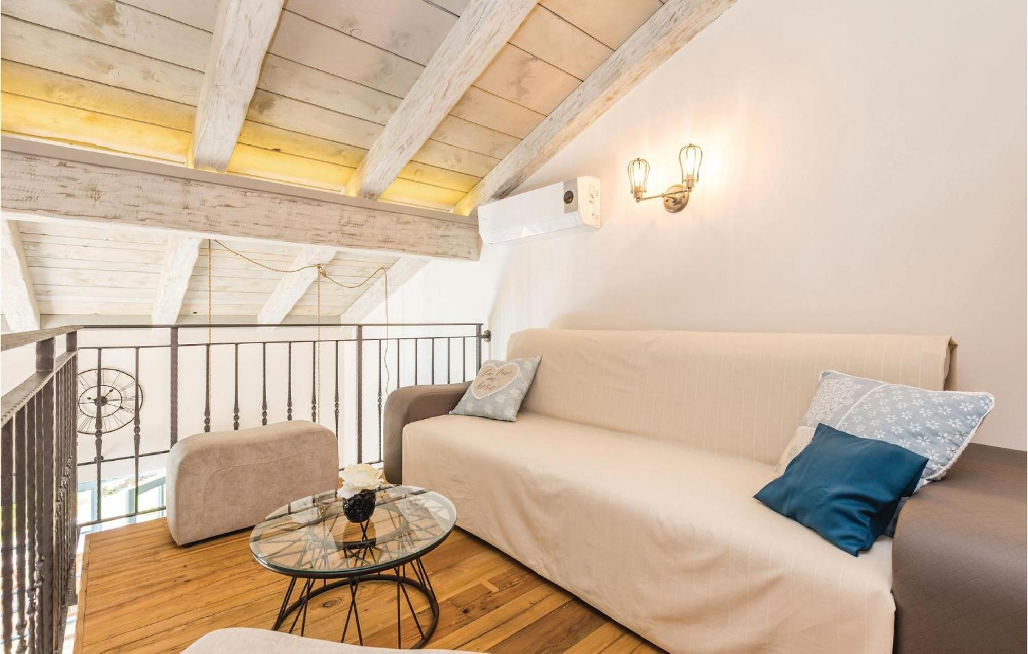 Stunning Home In Jurdani With Wifi Mucici ภายนอก รูปภาพ